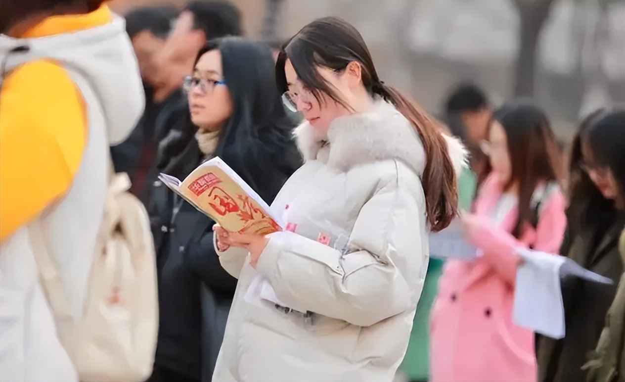 00后女大学生成为"守墓人",工作悠闲轻松,大学生就业再引热议