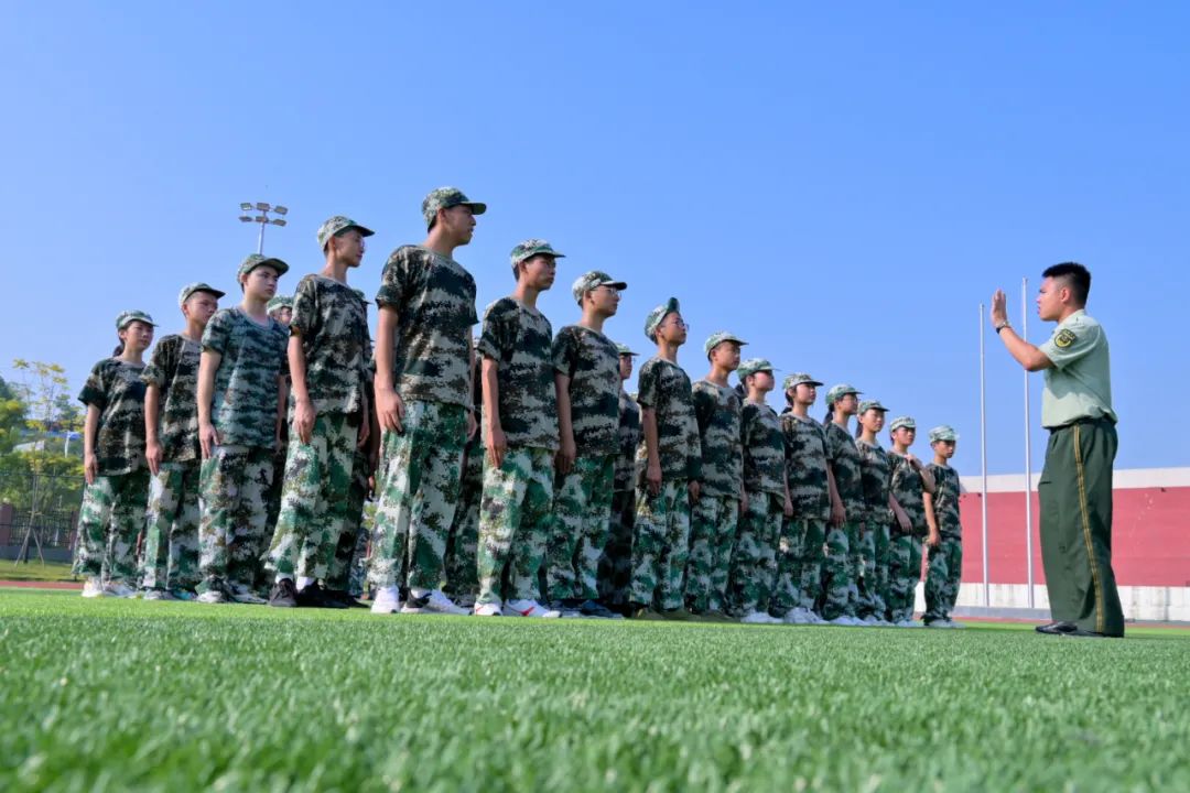 武冈一中2021级高一新生军训,青春帅气靓丽!