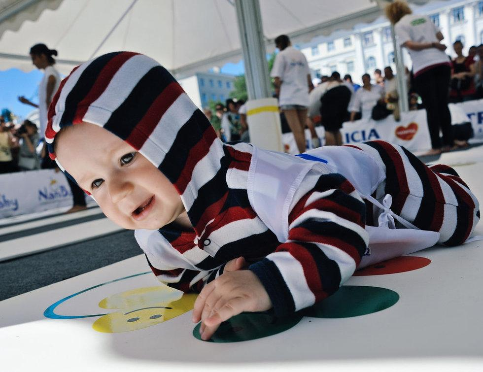 5种姿势助力宝宝学爬行