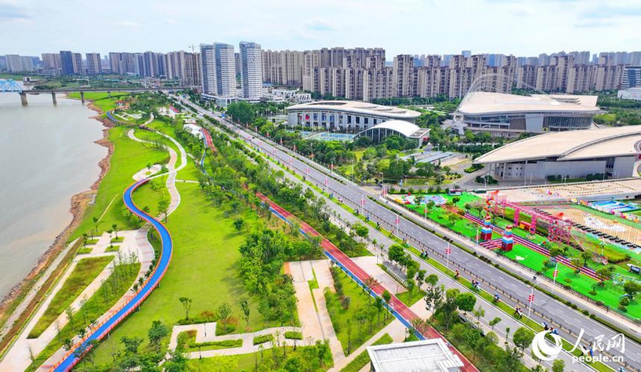 江西南昌:赣江岸线美景如画  航拍南昌市红谷滩区赣江市民公园,水清岸
