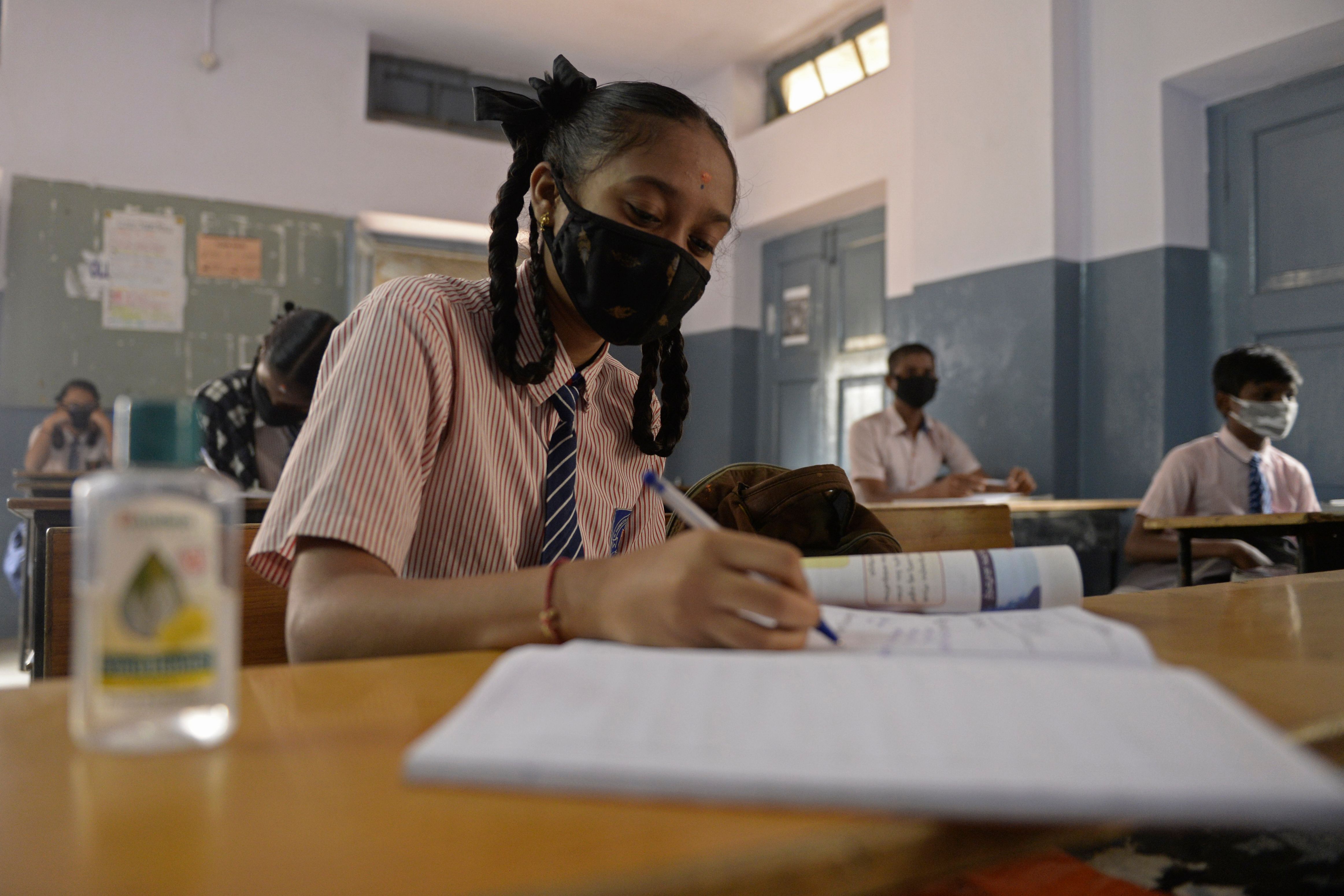 印度:复课的学生