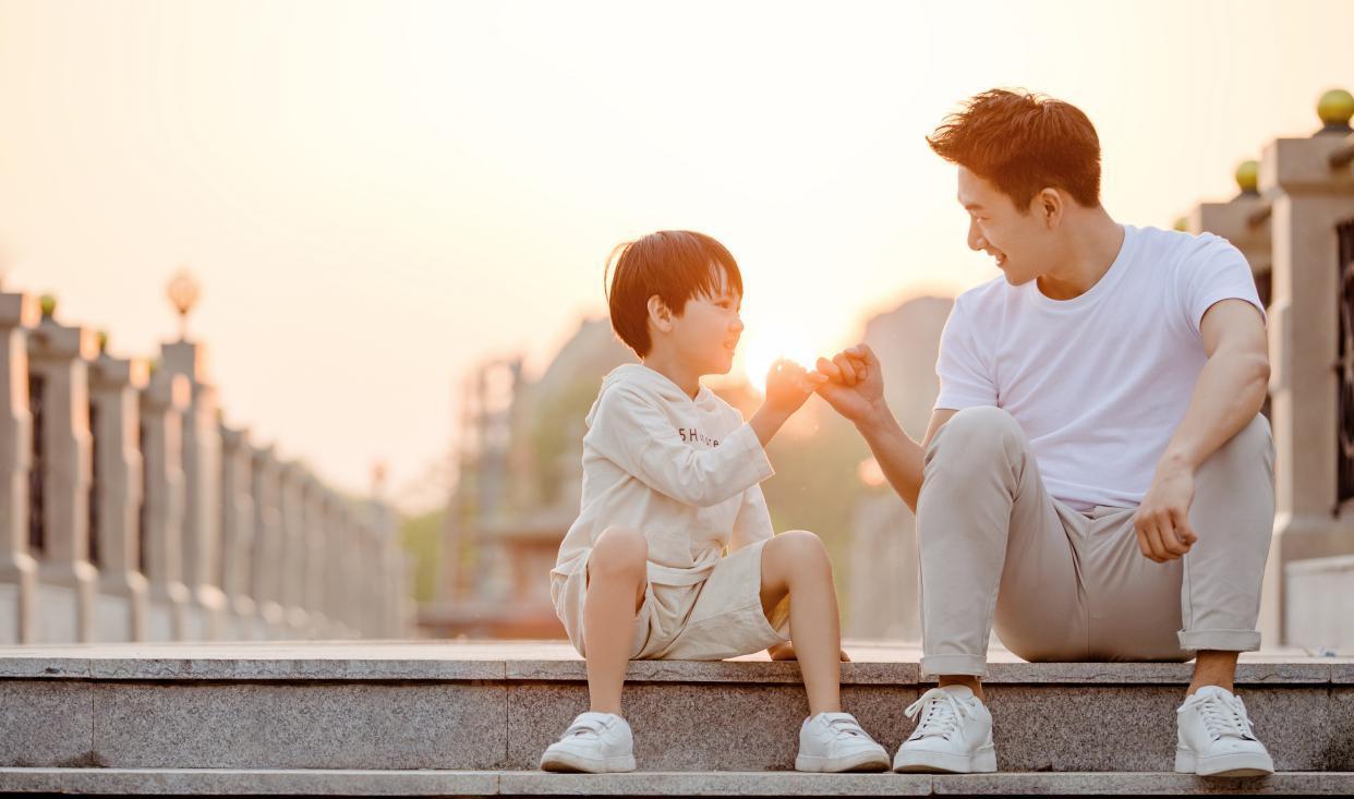 父亲的四次撑腰,是孩子一生之幸,有父亲撑腰的小孩,活得有多爽