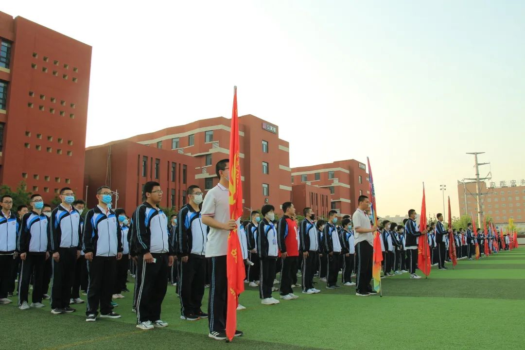 咸阳彩虹中学举行"团结 奋进 拼搏"球类运动会启动仪式主题晨会