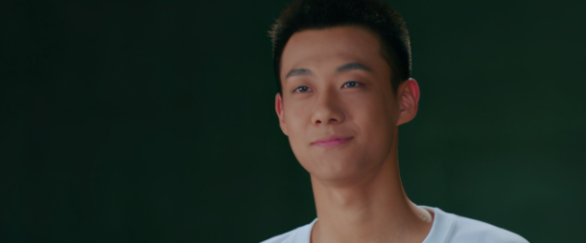 笑死!高至霆大夏天去滑冰,晒姿势照却被网友调侃:看上去更黑了