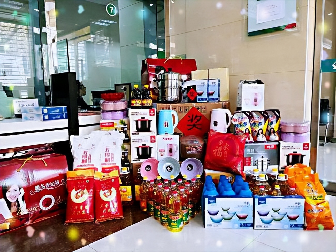 去银行存款为什么会送礼品?工作人员不小心说漏了嘴,恍然大悟!