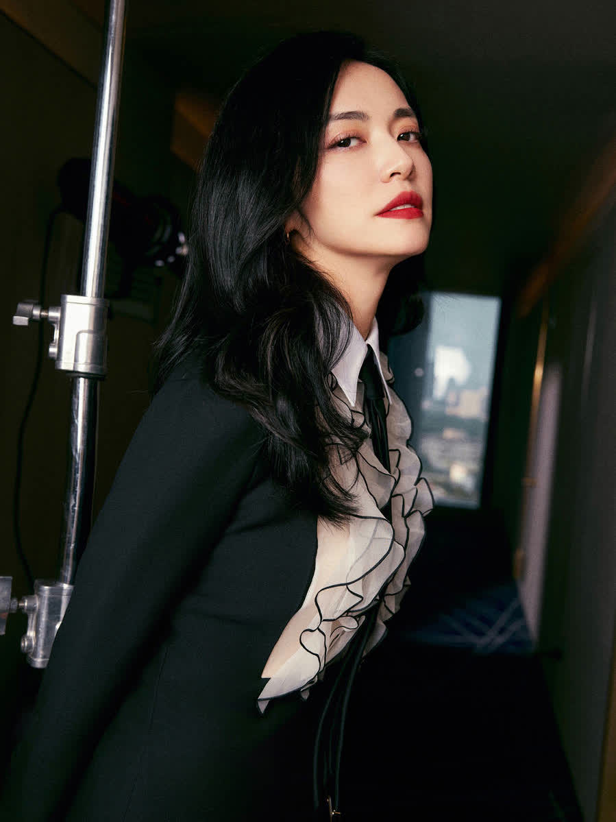 9月5日,姚晨紧身衣裙配黑丝性感妩媚,红唇如焰气场全开