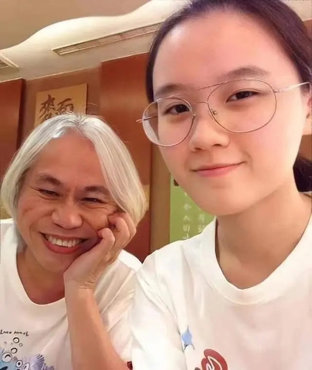 "爷孙恋"李坤城离世,同居十年结婚6年,26岁娇妻继承全部遗产