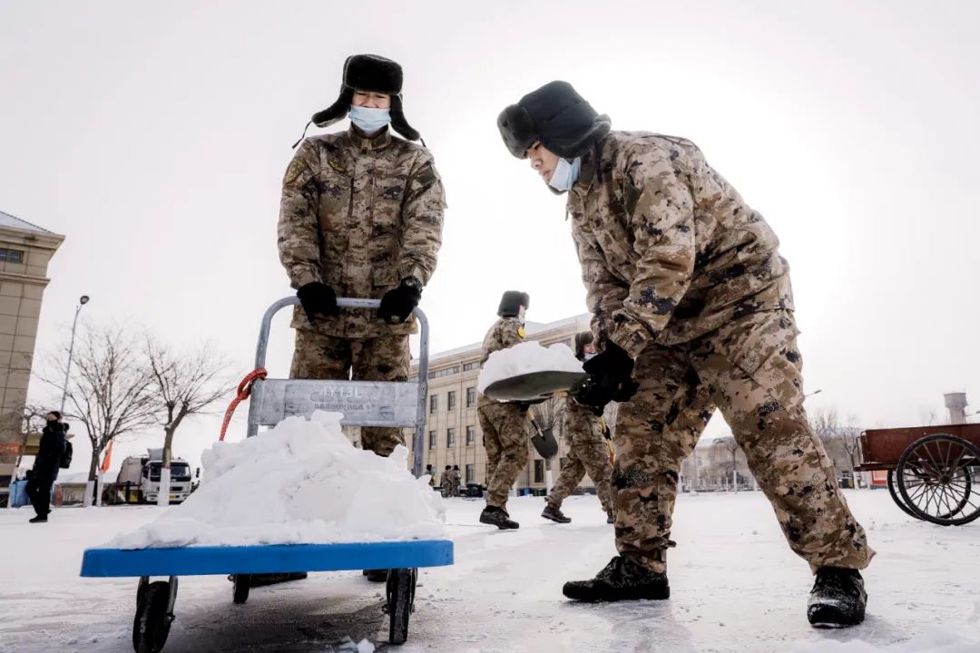 军人堆雪人图片图片