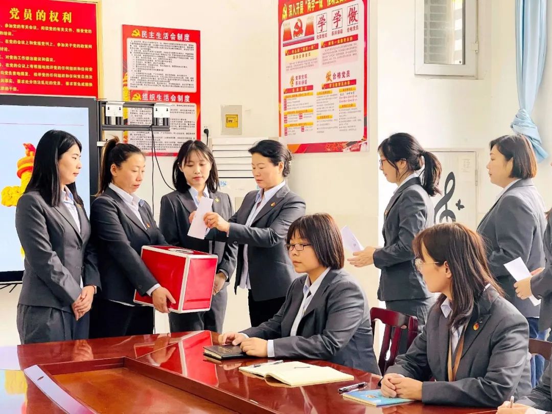 中共安阳市飞翔学校支部委员会换届选举大会顺利召开