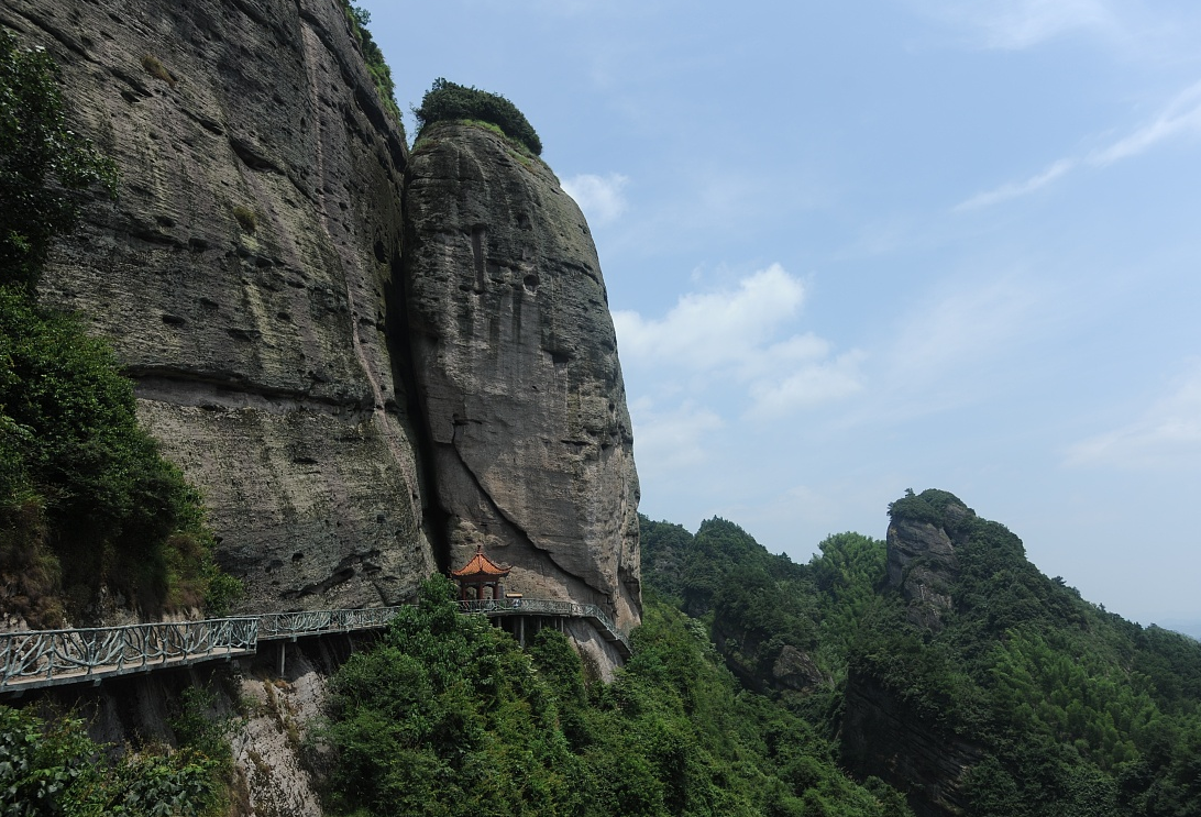 雁荡山东大门景区,四季皆宜,以悬崖峭壁,奇峰怪石而著称