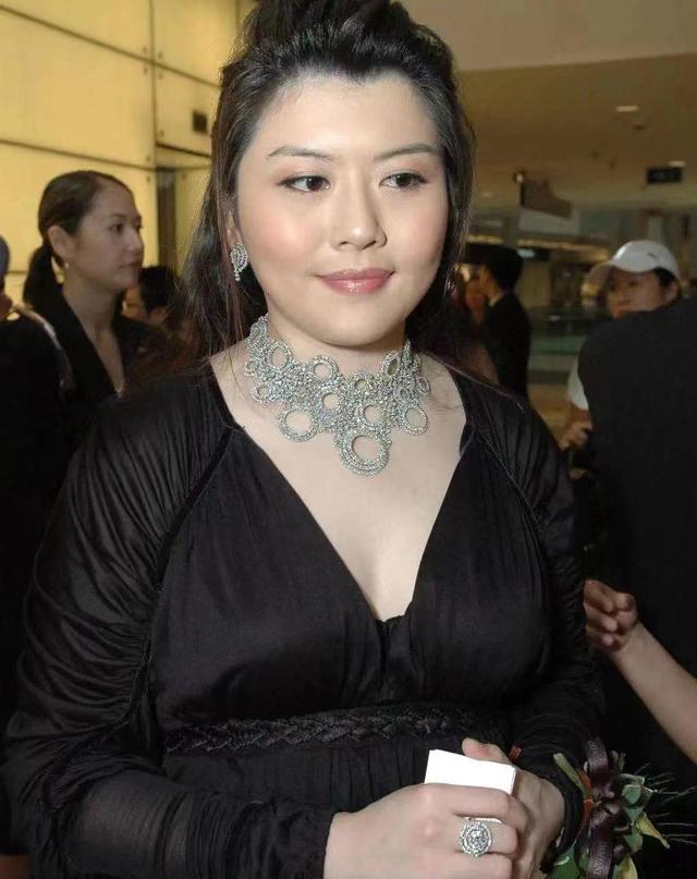 44岁身家过亿至今未婚,向太神秘女儿为何不露面?原来背后有隐情