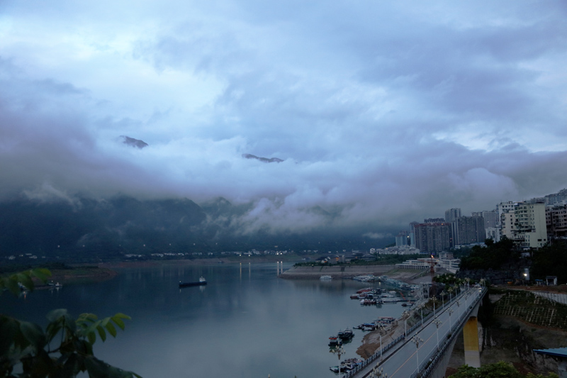 高峡平湖夏日云美物流忙