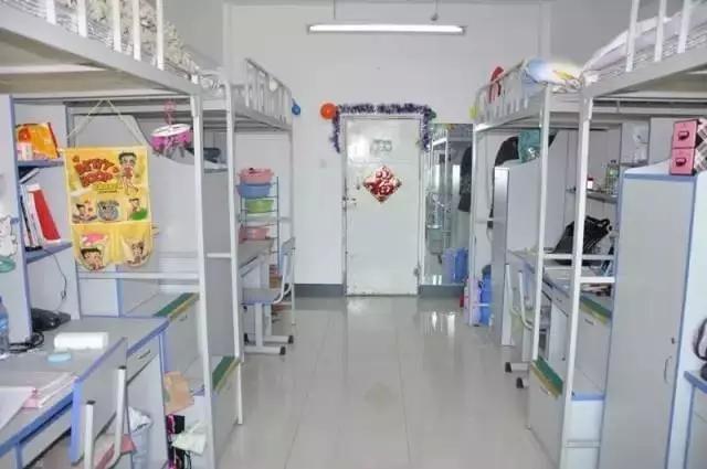 吉林大学研究生宿舍刚竣工就让学生搬进去,网友:就这还985?