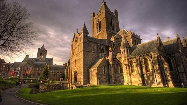 中世纪欧洲大学学院的创建背景是什么?