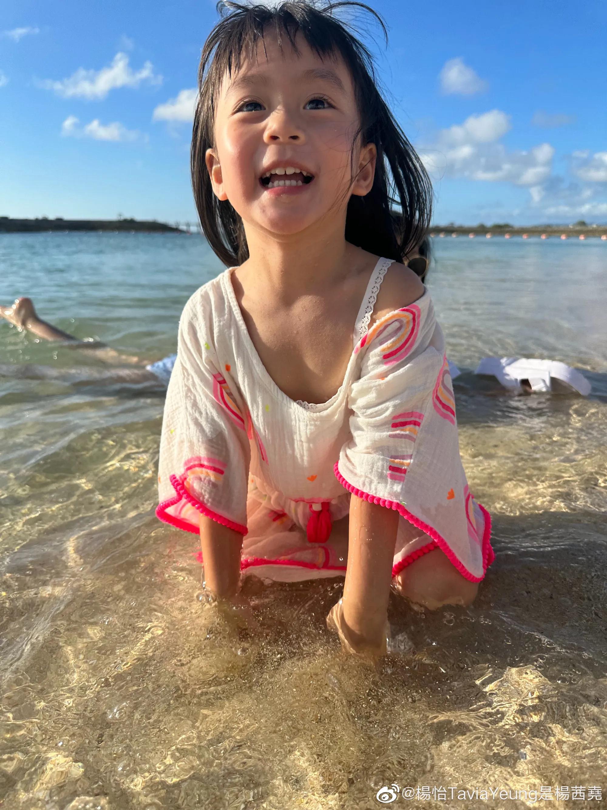 杨怡和家人海边出游,穿泳衣大秀苗条好身材,和老公同框画面养眼