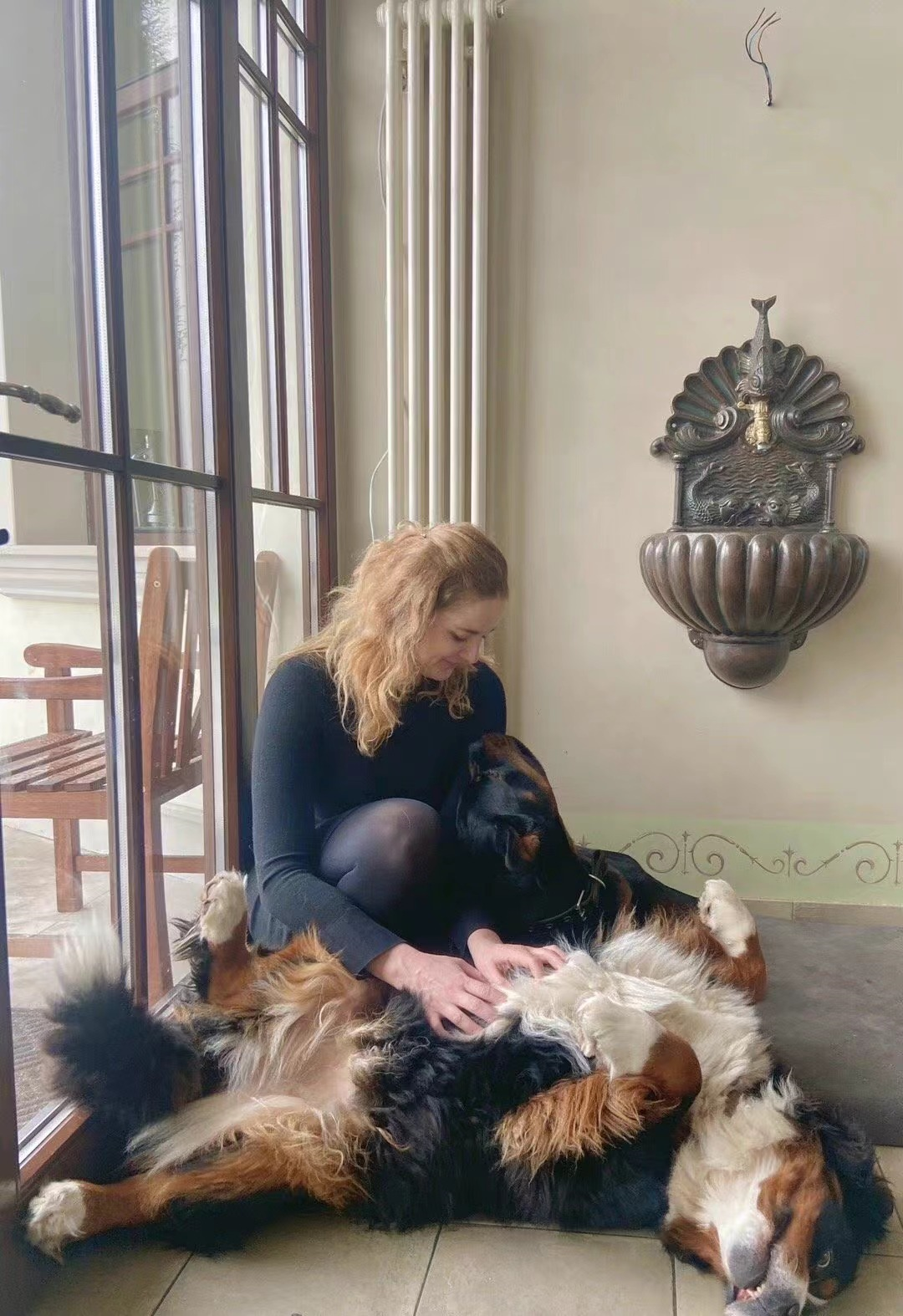 乌克兰女星伊莉莎制炸弹自保,发文感谢中国电影,曾与朱亚文合作