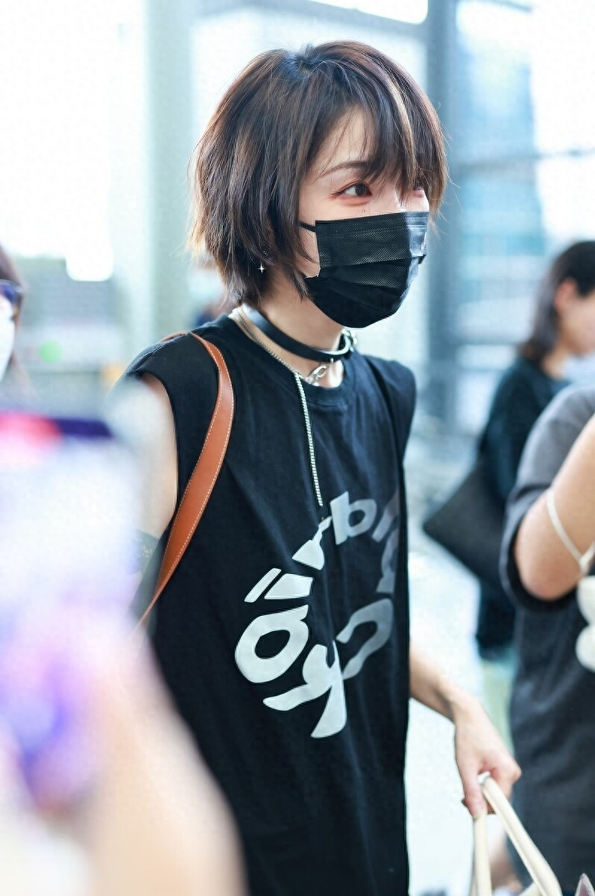 上海,刘恋现身机场.纯色无袖背心 头短发时尚酷飒.