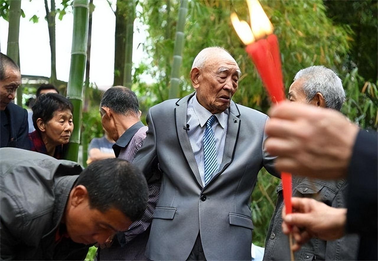 67岁台湾老兵返乡探亲,带5千美金和1双长袜,妻子坚守一生