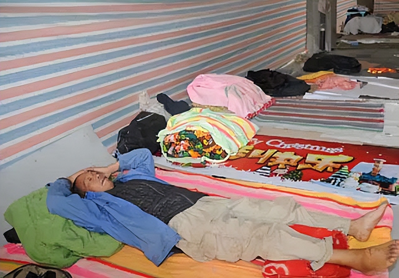 五旬老汉娶少妻,花6000在桥洞安家,蜗居10年被发现好心人齐帮忙