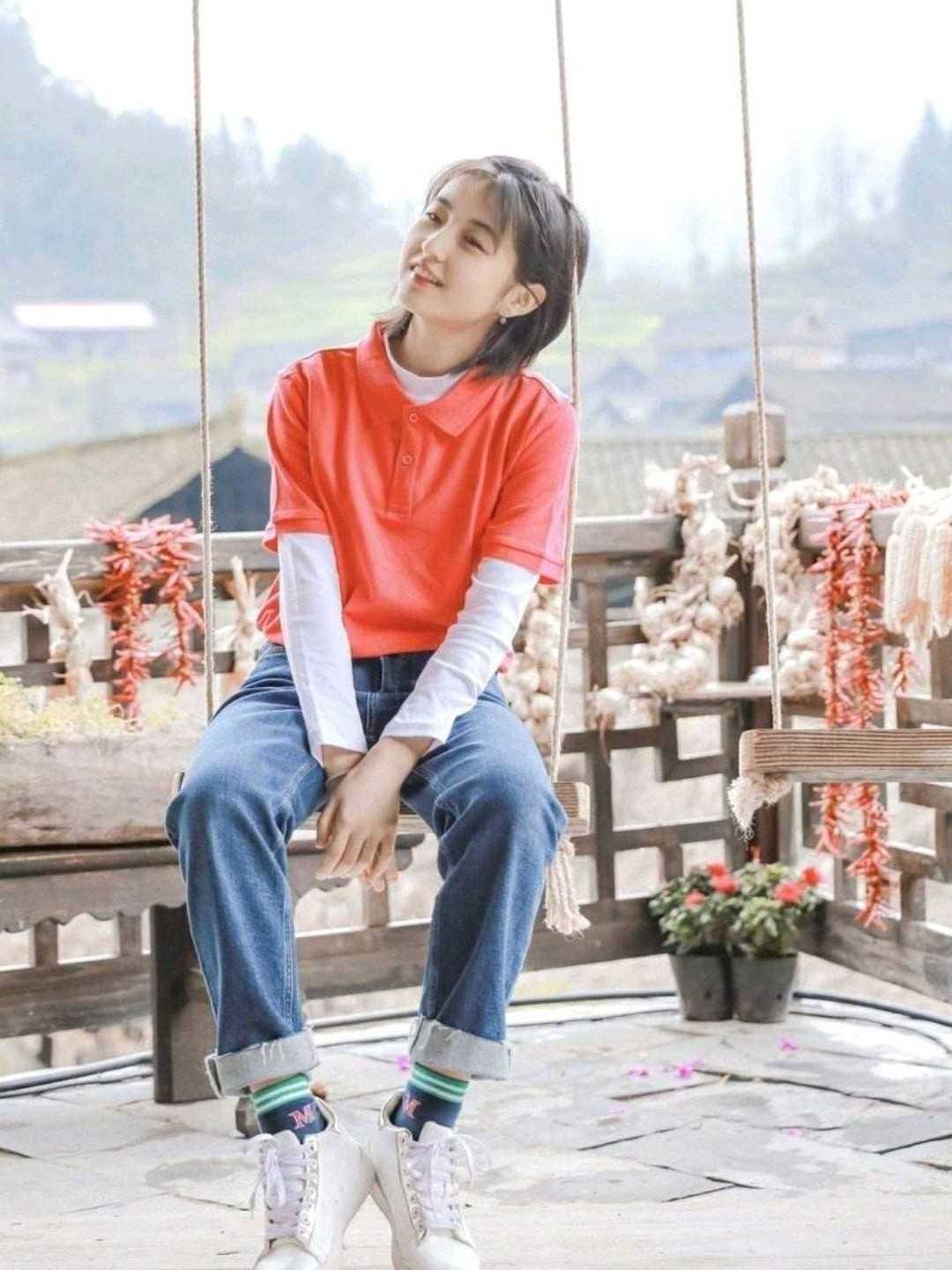 张子枫"逆袭"之路:改变圆肩驼背,穿搭减龄有层次,满满少年感