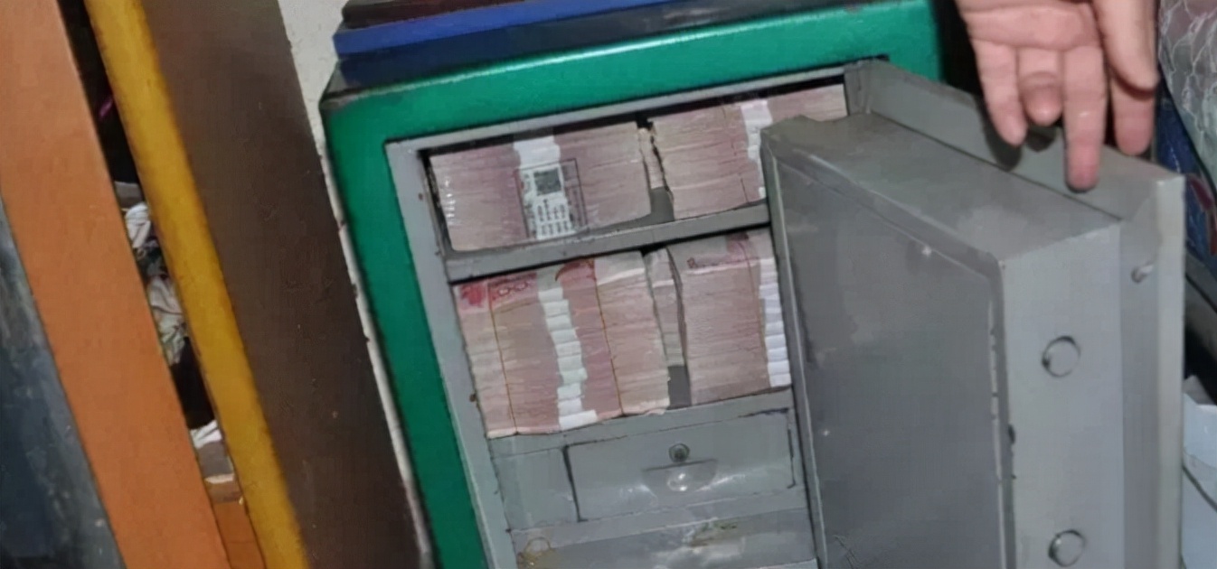 2016年无业男子家中藏700万现金,被逮捕后,竟牵出160亿巨额大案