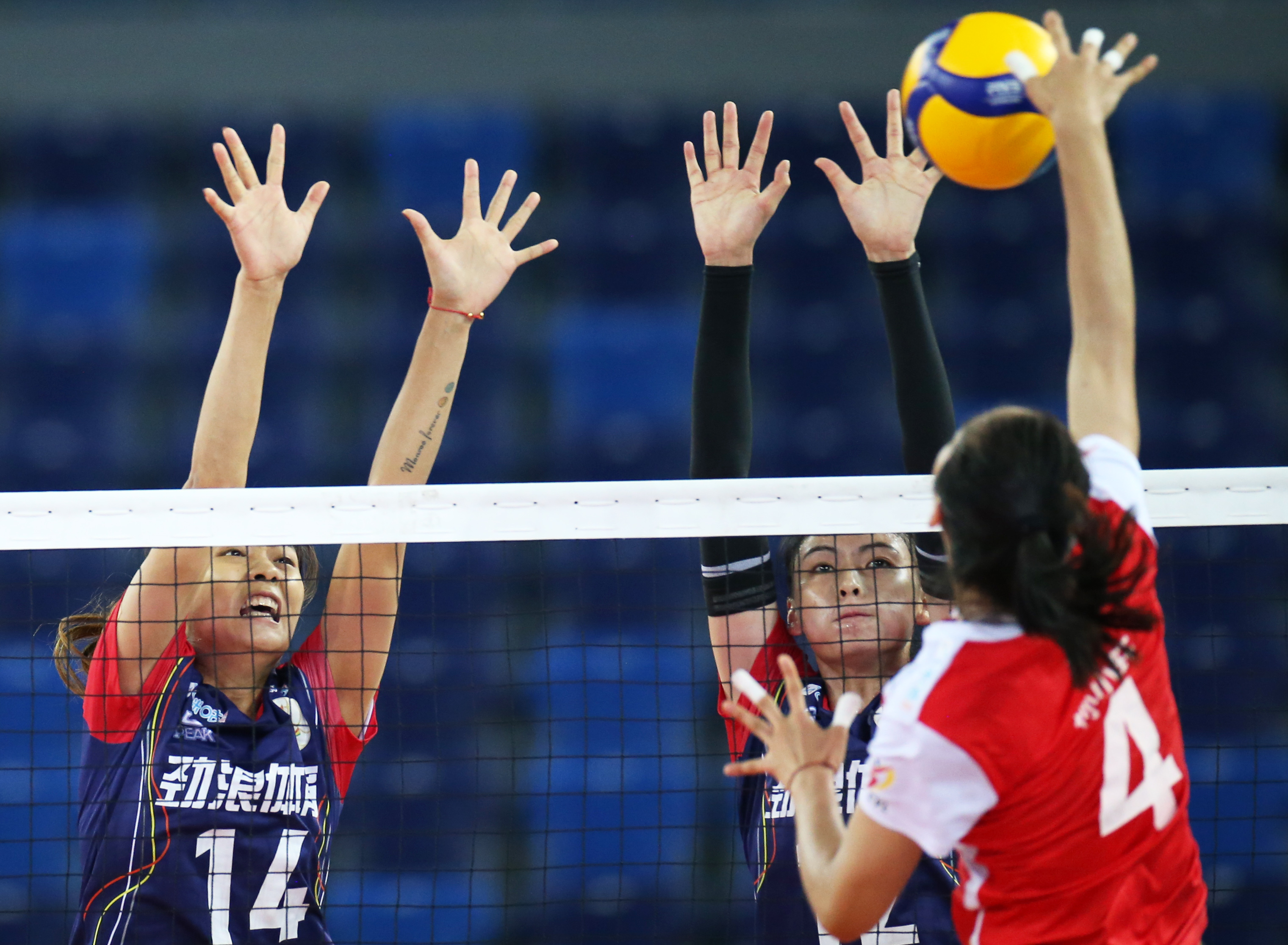 排球——全国女排锦标赛:辽宁胜四川