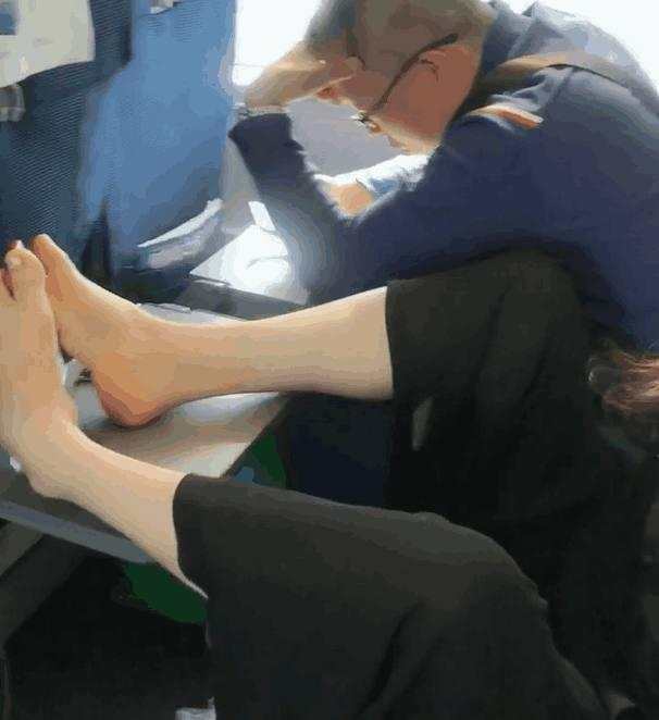 广东电视台主持人毛琳坐高铁出行,身旁一名大妈赤脚伸到前排位置
