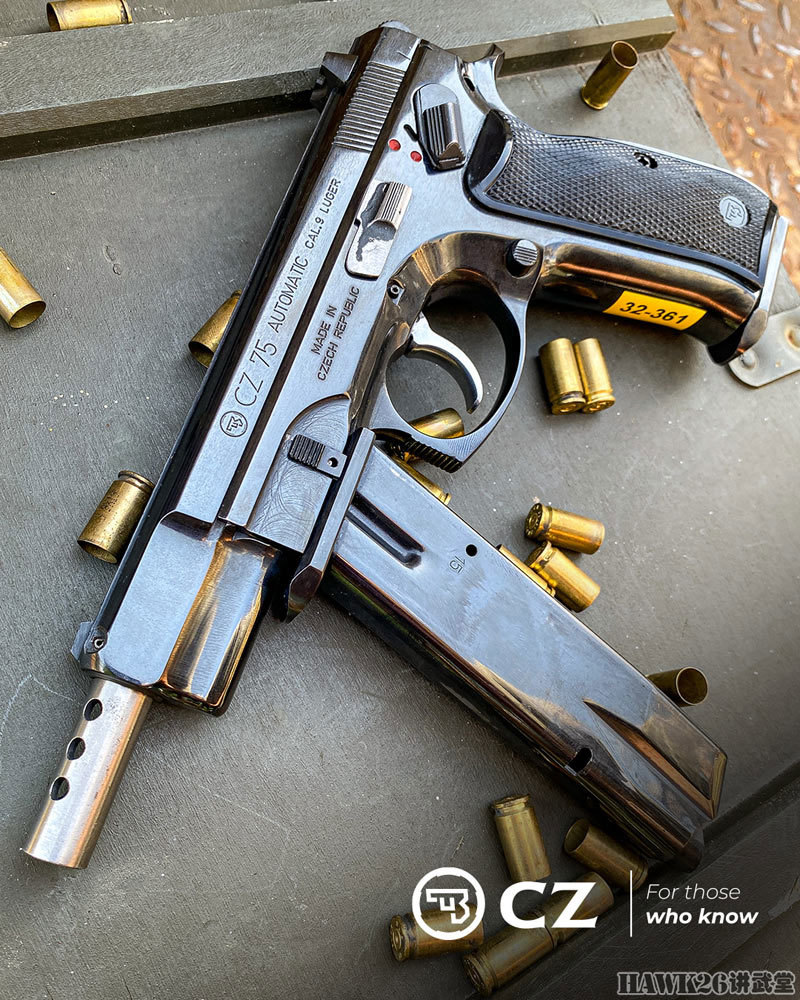 图说:cz 75全自动手枪 备用弹匣充当前握把 保险杆凝聚精彩构思