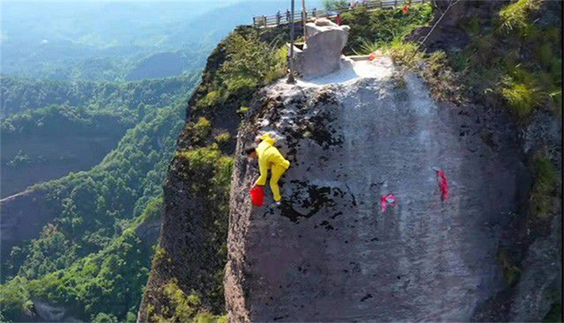 峭壁飞人邹在宏,专替人烧"龙头香",月入上万,用生命挣钱