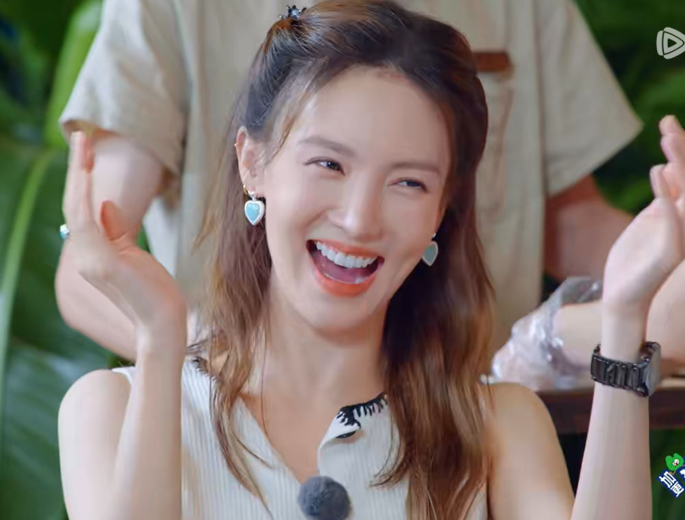 沈腾节目开黄腔金晨表情尴尬,早期还曾公开内涵张国荣,翻车了!