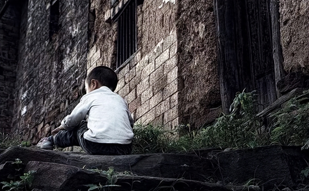 他的父亲钱宝生是一个嗜赌如命的老赌鬼,不仅每天和那些不三不四的