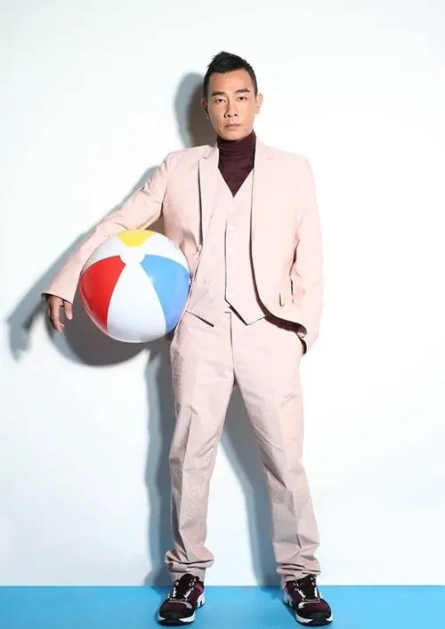 55岁陈小春越穿越年轻,运动风造型真抢眼,看着就很时髦