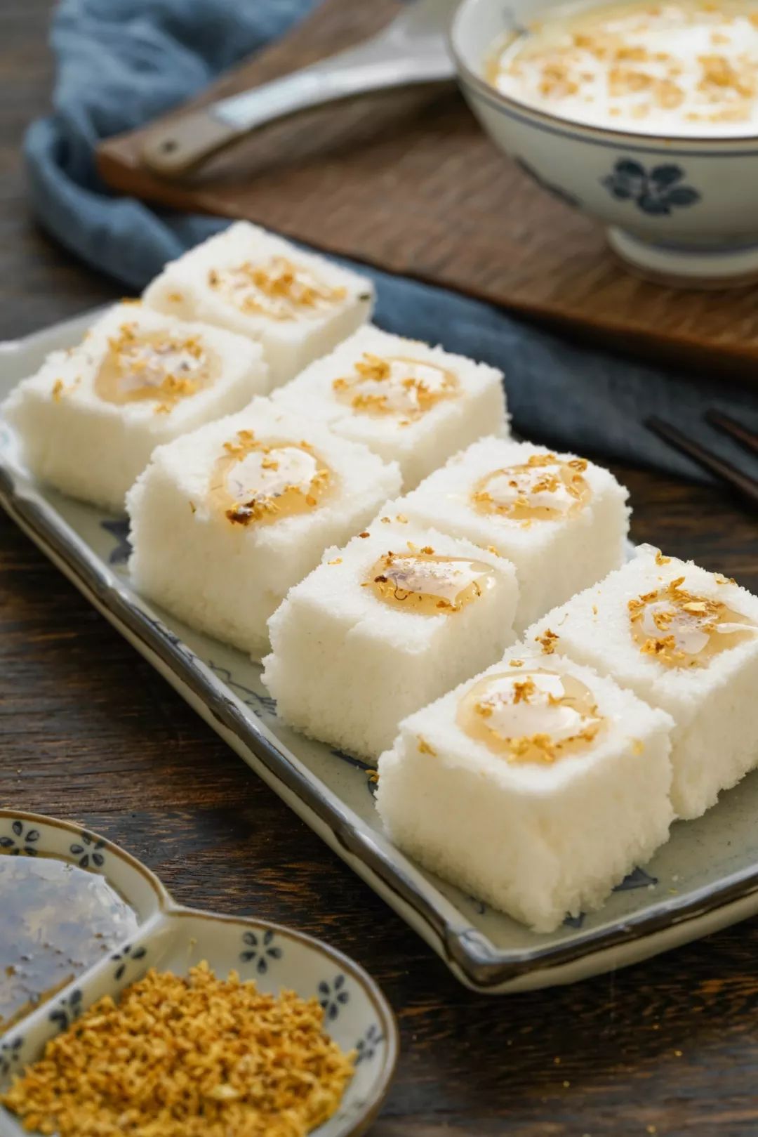 桂花糕的口感滋润松软,口味香甜可口,吃完一股子的桂花清香令人久久不