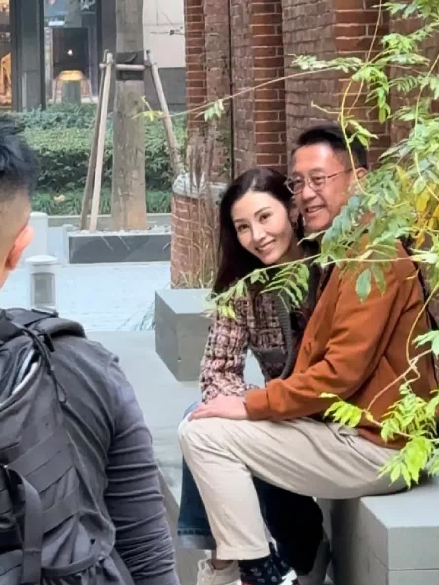 李嘉欣牵手许晋亨现身上海外滩圣诞集市庆祝结婚15周年