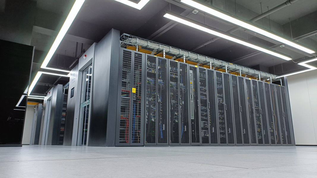 占地面积1600平米,划分8大功能区域,通过一套完整的数据中心建设过程