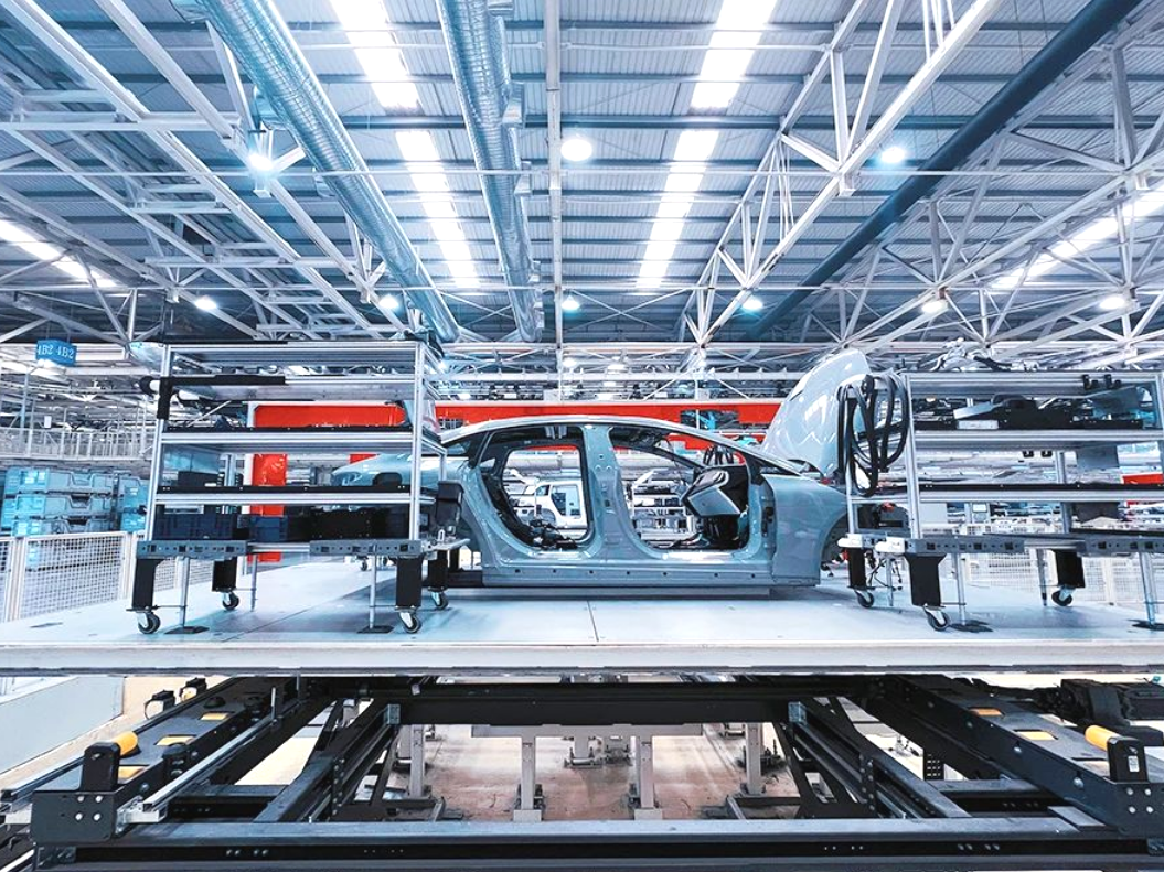 国产全新eqe纯电suv在北京奔驰顺义工厂下线