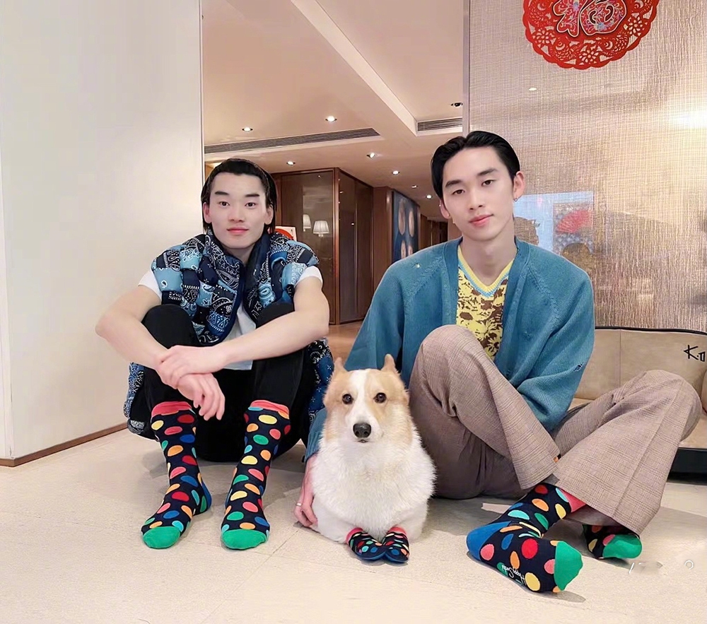 林依轮晒全家福!四口人穿同款袜显温馨,曾送长子去变形计引争议