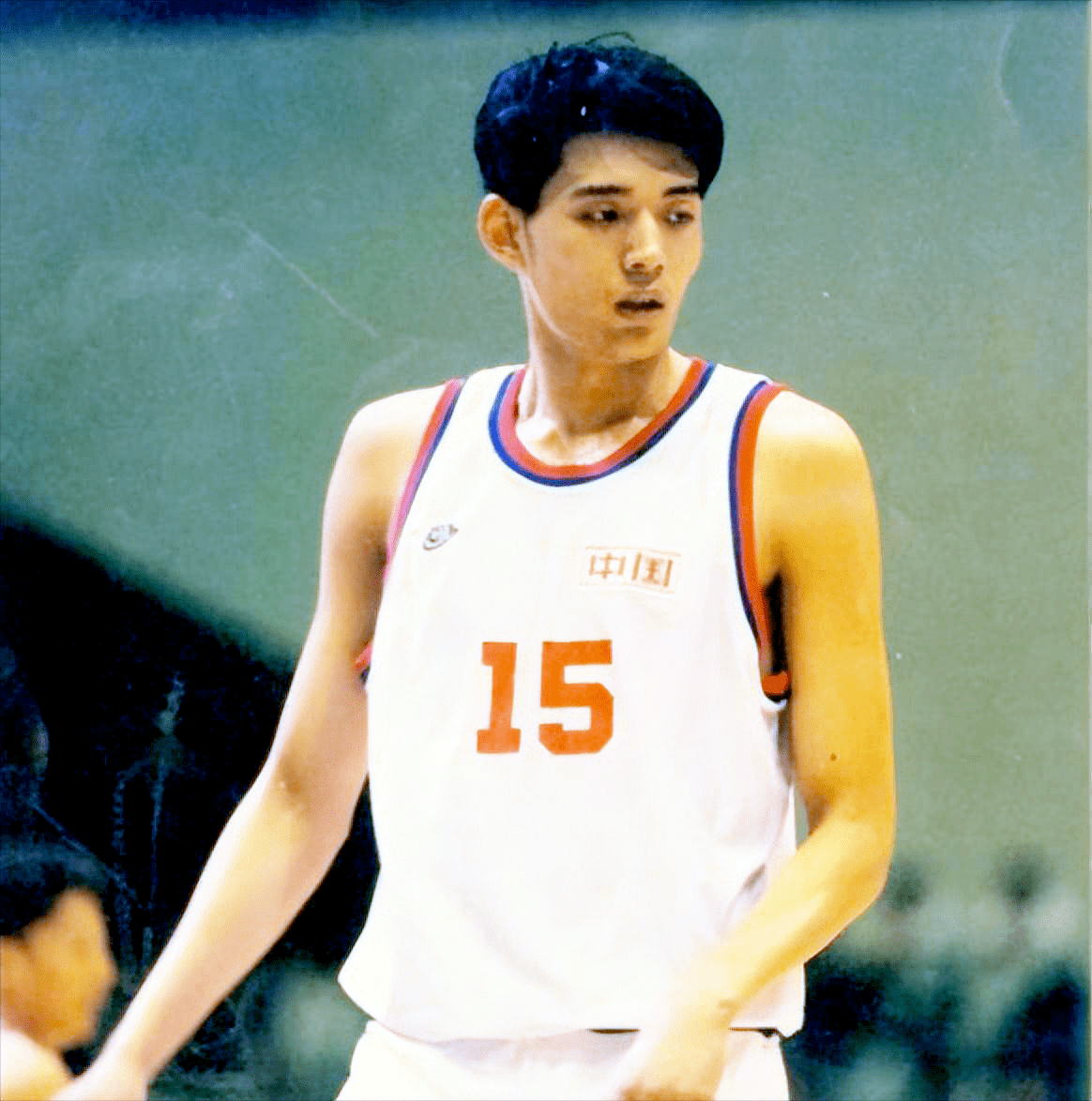 篮球名将刘玉栋:带着膝盖里的10块碎骨铸造辉煌,他亏欠妻儿太多