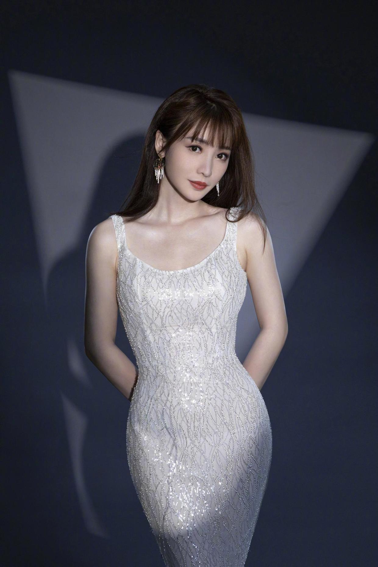 柳岩不愧是"人鱼身材",穿白色钉珠连衣裙秀曲线,真叫人心动