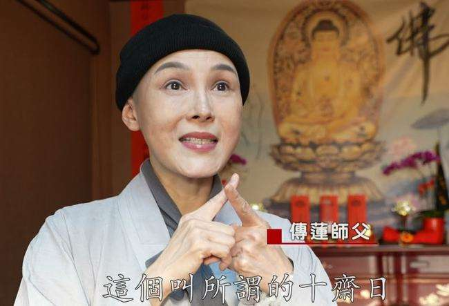 55岁王祖贤素颜现身海外寺庙,穿僧袍双手合十,身材发福仍优雅
