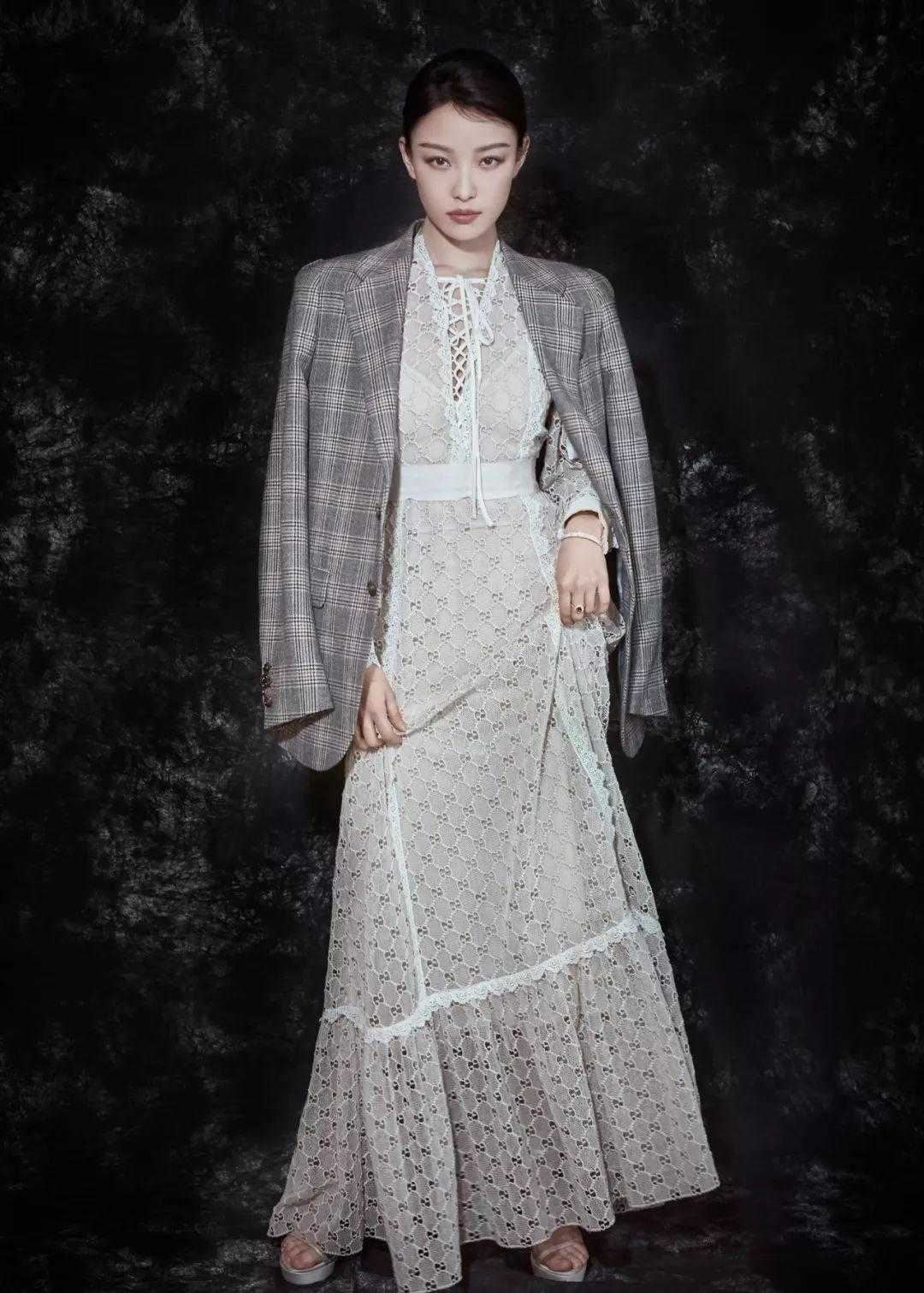 48岁霍汶希私服穿搭绝了,西服搭配身牛仔裤精致迷人,气场全开