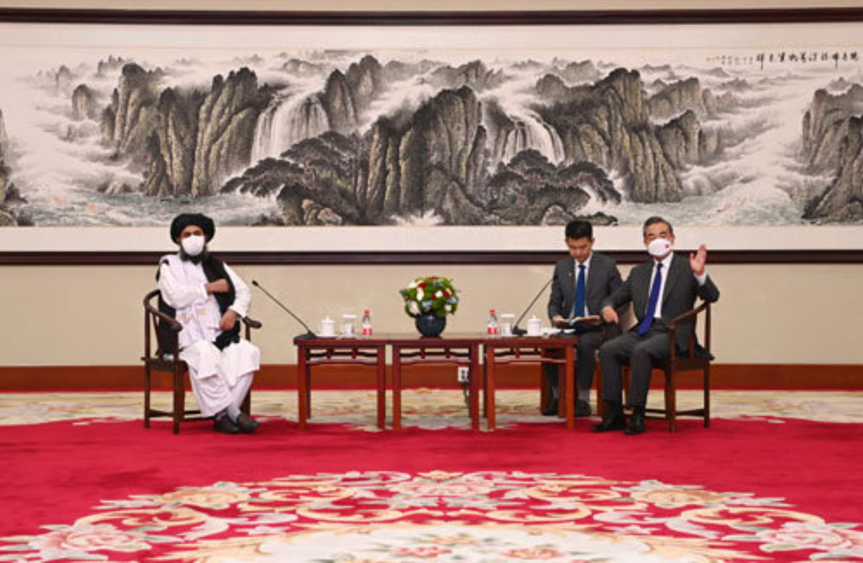 塔利班访华释放友好信号,会见房间很是亮眼,接待舍曼也在这间房