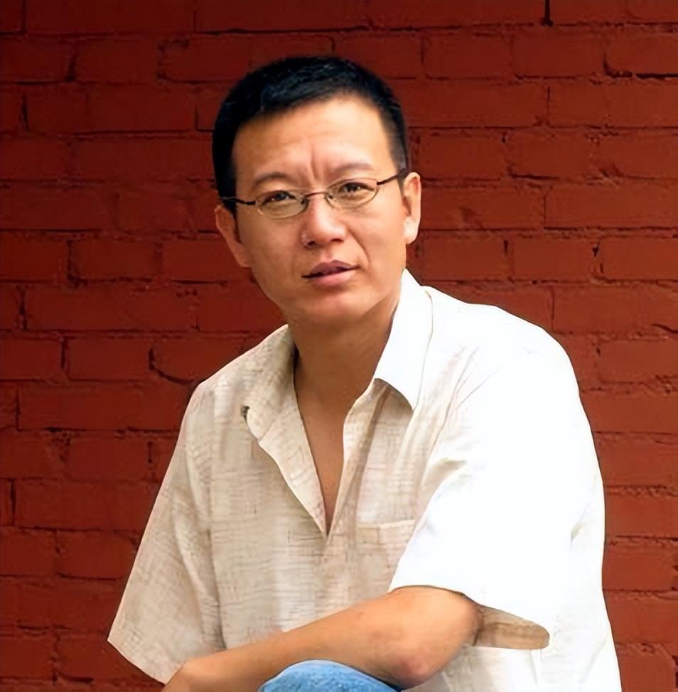 央视名主持高潮东:他与妻子曾是纺织厂同事,饱受亲情空巢困扰
