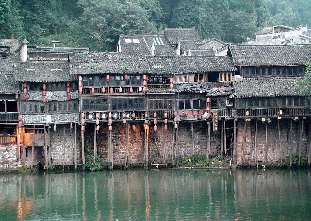 湖南凤凰古城内有一处吊脚楼群,细脚伶仃的立在沱江里