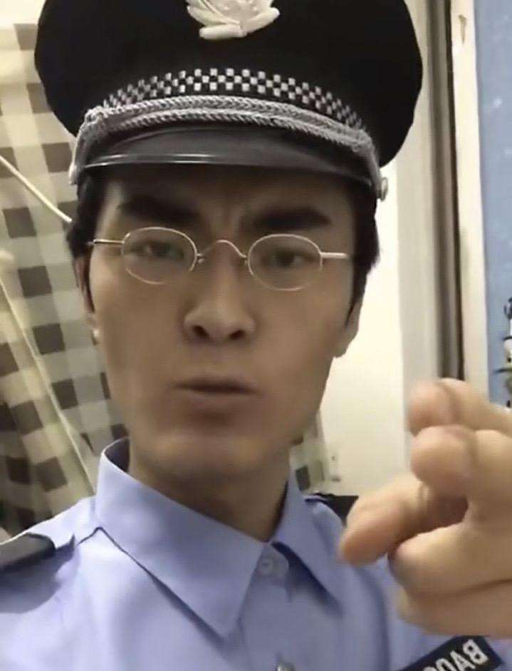 毕业后做过保安等工作,自带东北人能聊本领,人生阅历和聊天内容都骚得