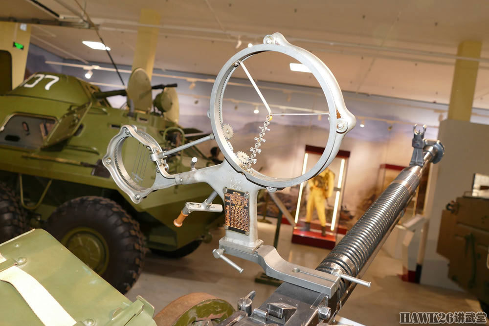 细看:德什卡高射机枪对空瞄准具有多复杂?两人默契配合才能行