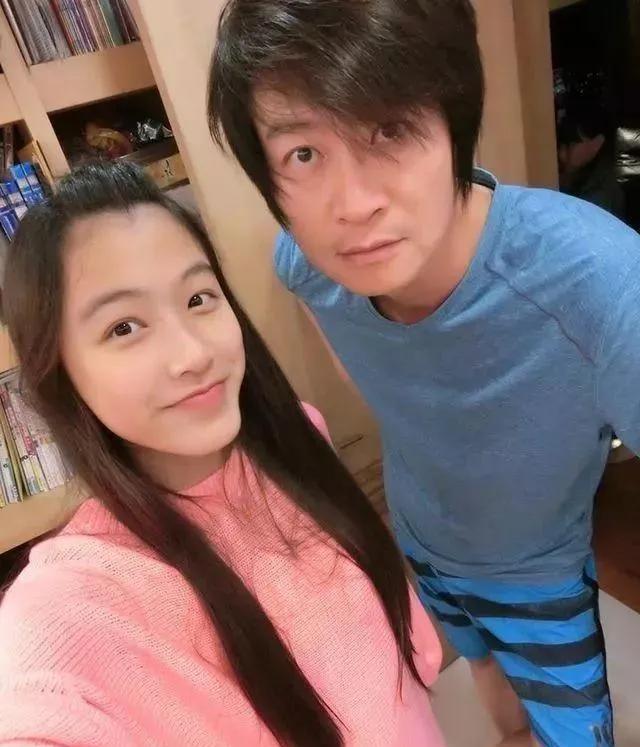 "音乐诗人"游鸿明:人红不忘本,娶普通老婆,一心一意相爱40年