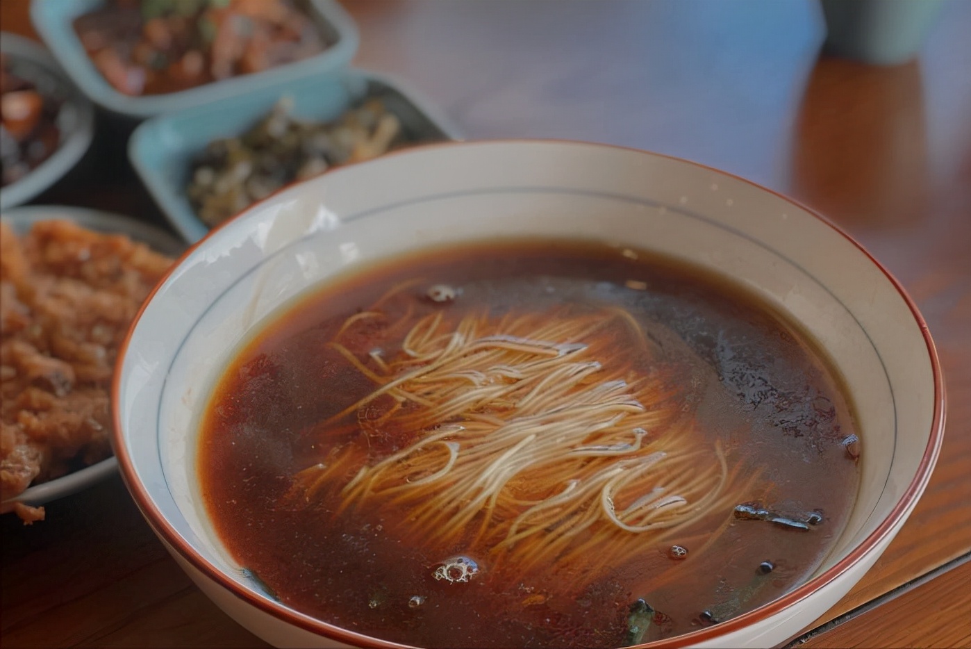 苏州独有的"枫镇大肉面",28元1碗汤就值10元,上过中央电视台