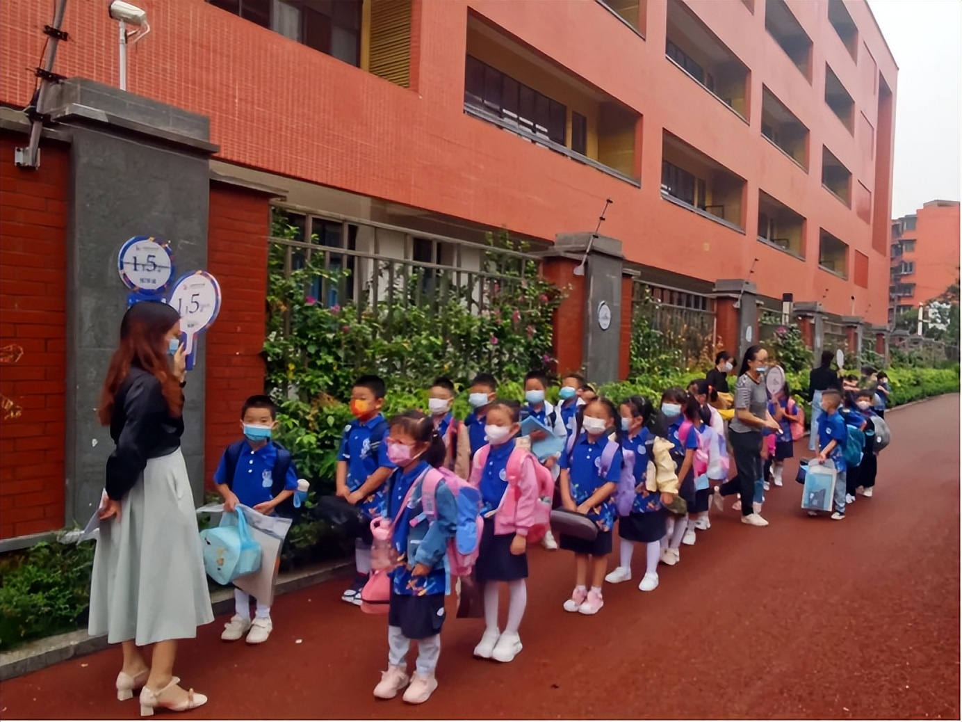 精心组织,周密部署 成都站东小学返校复学平稳有序!
