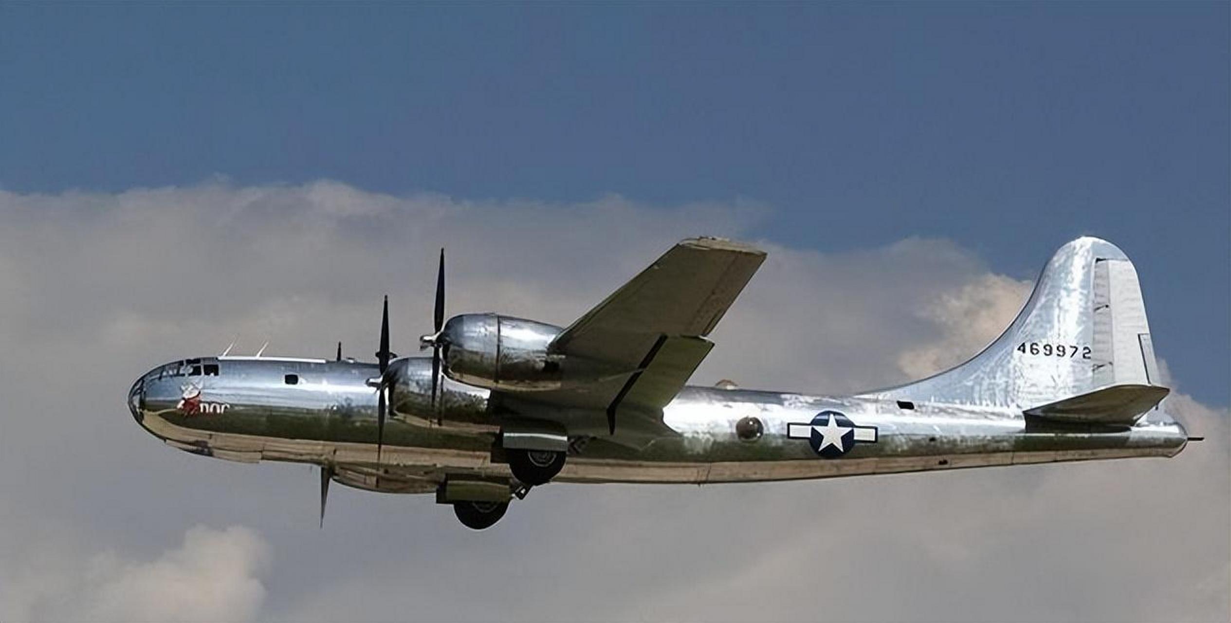 b29轰炸机的性能相当强大,最大载弹量为9吨,是当年 b-17 或 b-24 的三